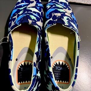 BRAND NEW Women’s size 6 TOMS - Shark Print